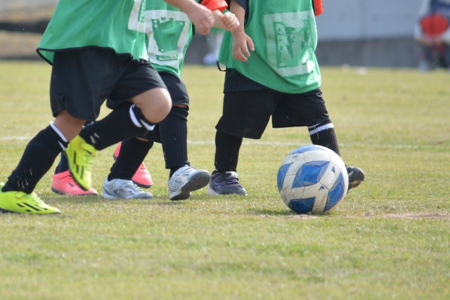 世田谷・砧で子どもたちが自然の中で遊ぶKindervilleのサッカー教室風景