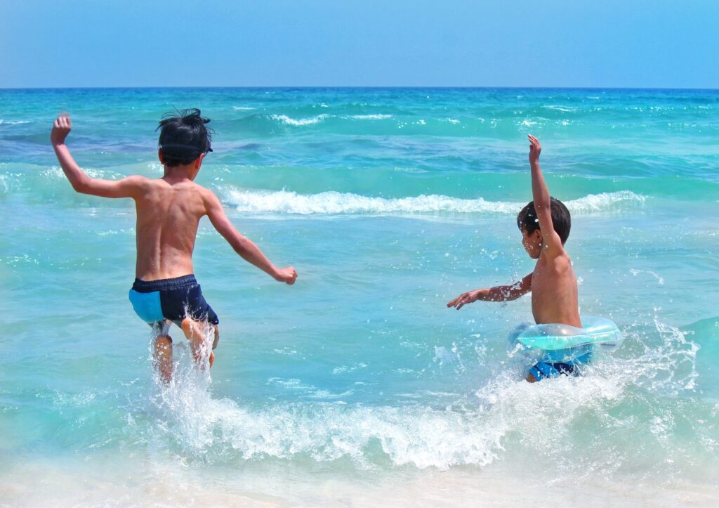 コドモのココロを解放し、のびのびと海で遊ぶKindervilleの子どもたち