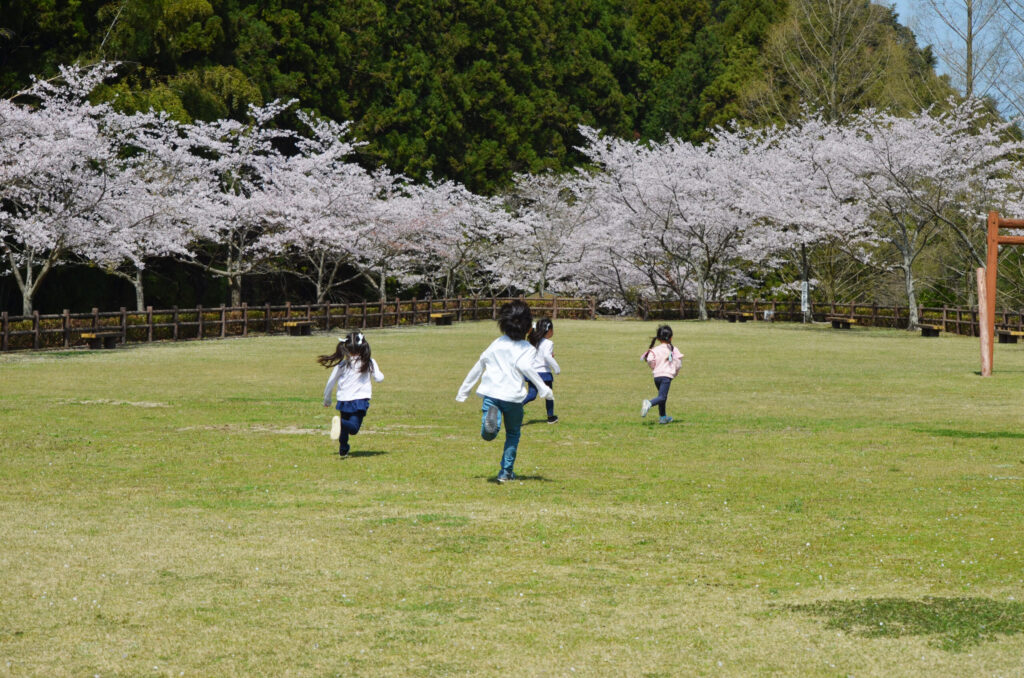 Kindervilleのデリバリースクールで外遊びを楽しむ子どもたち