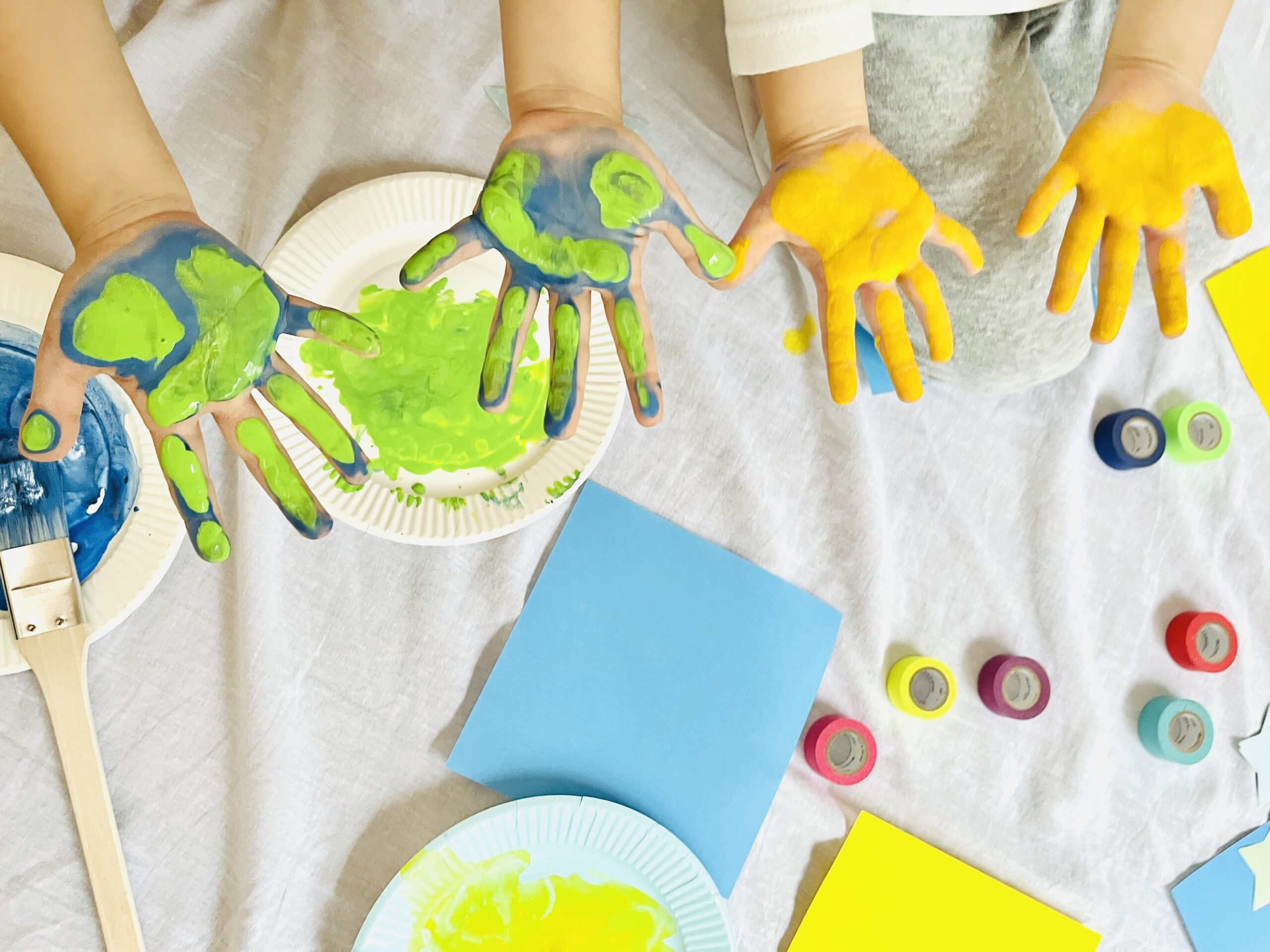 Kindervilleのワンデイイベントで工作を楽しむ子どもたちの様子